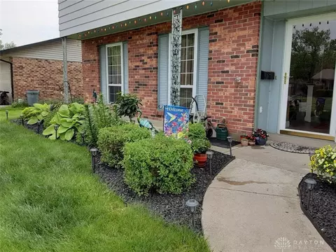 7038 Pineview Dr, Dayton, OH 45424