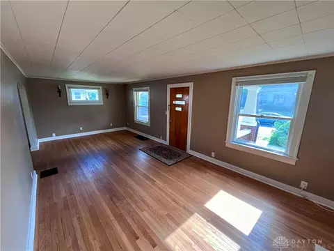 Living - 817 Homestead Ave, Springfield, OH 45503 photo 2 of 4