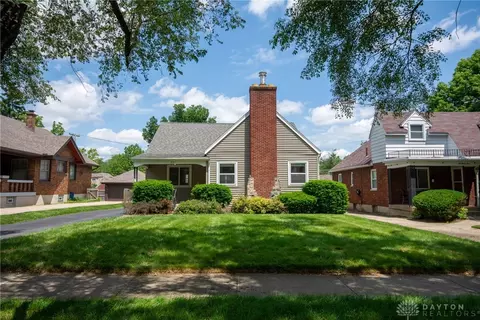 231 East Dr, Oakwood, OH 45419