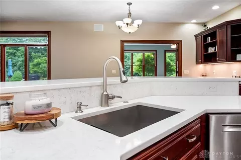 Kitchen - 7691 Deer Path Ct, Springboro, OH 45066 photo 6 of 9