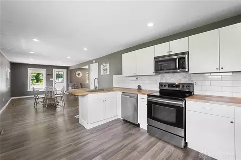 Kitchen - 1135 S River St, Franklin, OH 45005 photo 2 of 3
