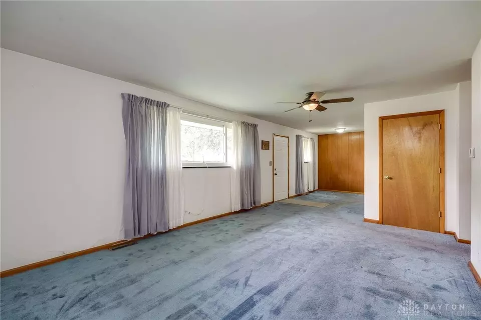 Living - 2328 Acorn Dr, Kettering, OH 45419 photo 8 of 10
