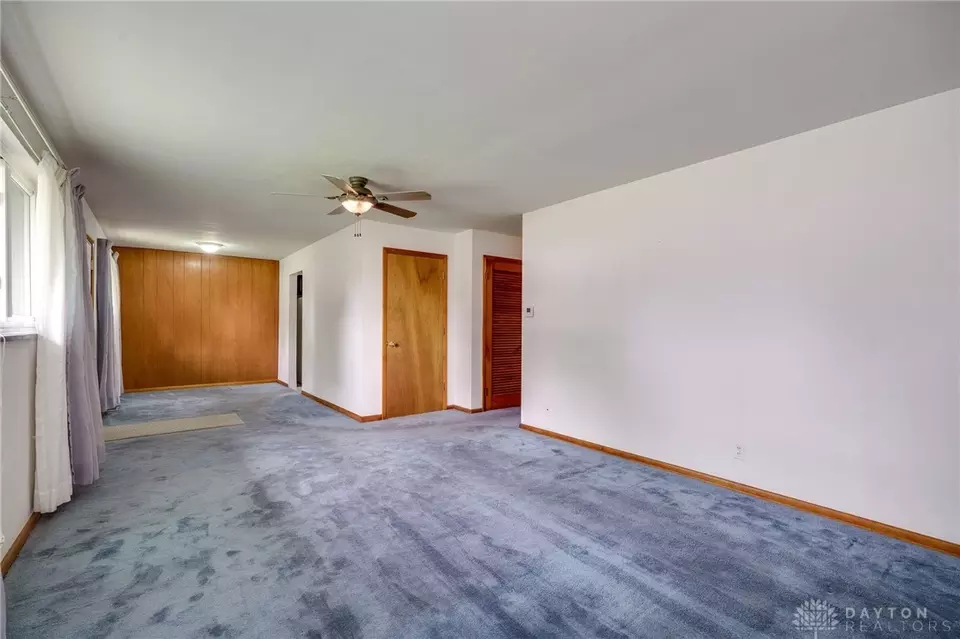 Living - 2328 Acorn Dr, Kettering, OH 45419 photo 9 of 10