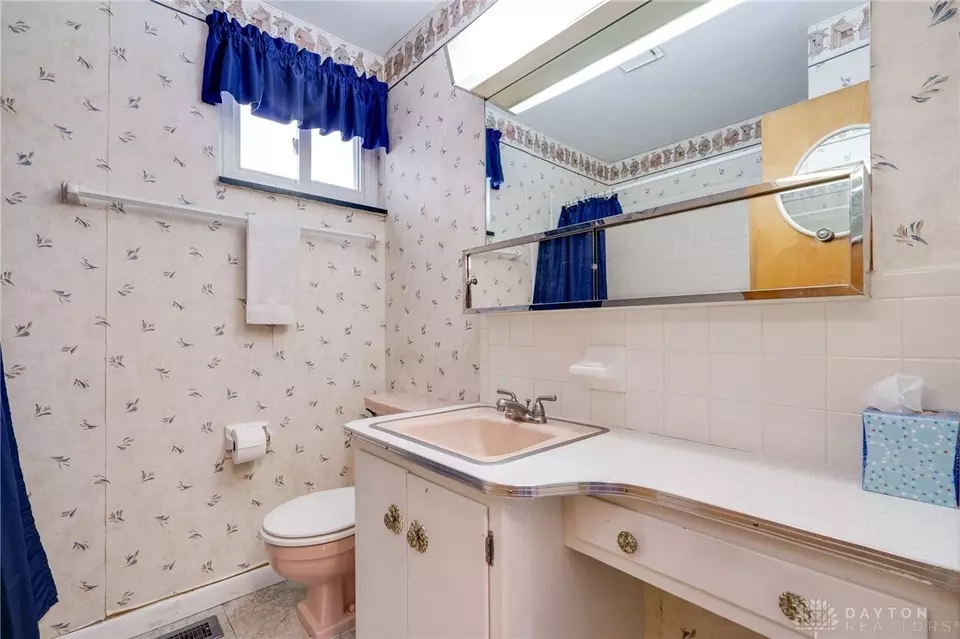 Bath - 2328 Acorn Dr, Kettering, OH 45419 photo 1 of 2