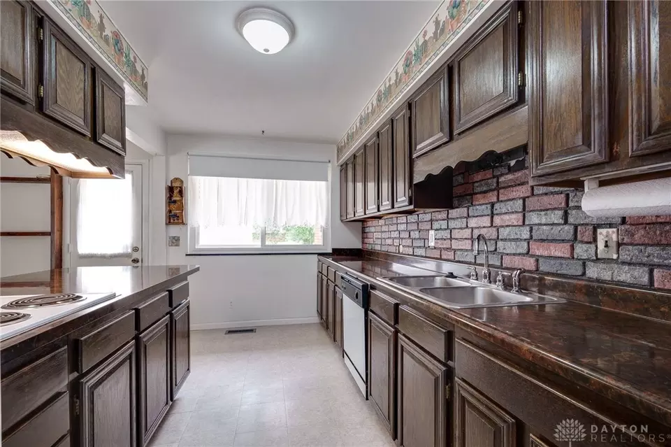 Kitchen - 2328 Acorn Dr, Kettering, OH 45419 photo 4 of 6
