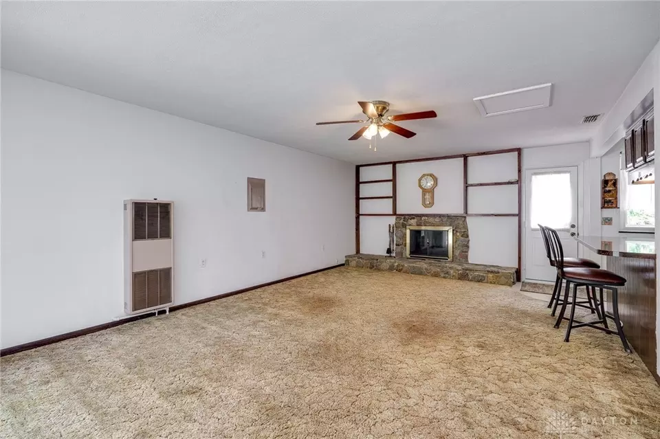 Living - 2328 Acorn Dr, Kettering, OH 45419 photo 6 of 10
