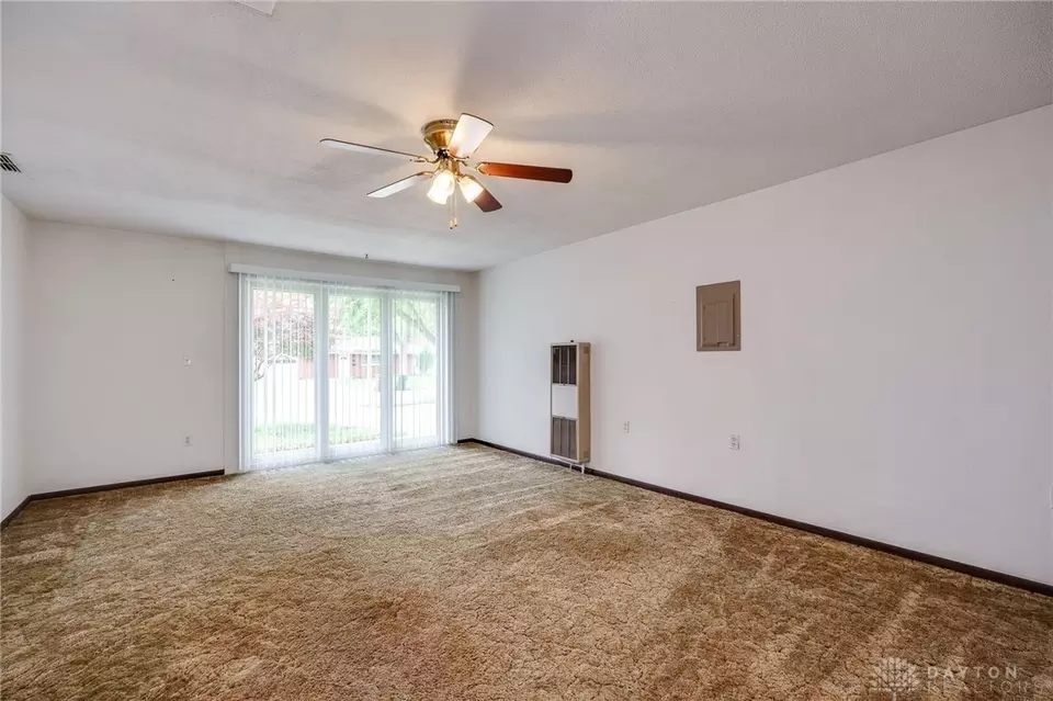 Living - 2328 Acorn Dr, Kettering, OH 45419 photo 3 of 10