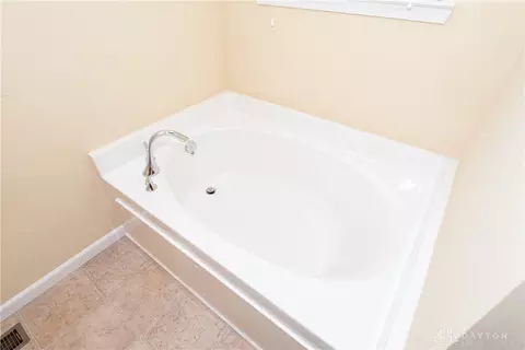 Bath - 1478 Artesian Ln, Fairborn, OH 45324 photo 4 of 6