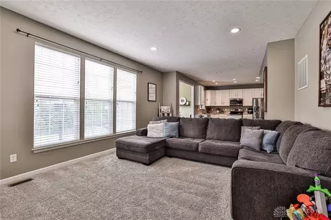 Living - 45 Keevers Pt, Springboro, OH 45066 photo 3 of 4