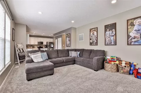 Living - 45 Keevers Pt, Springboro, OH 45066 photo 2 of 4