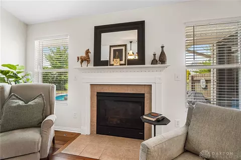 Living - 403 Thomas Pointe Ct, Monroe, OH 45050 photo 3 of 4