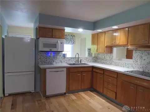 Kitchen - 958 Pepper Hill Dr, Kettering, OH 45429 photo 2 of 3