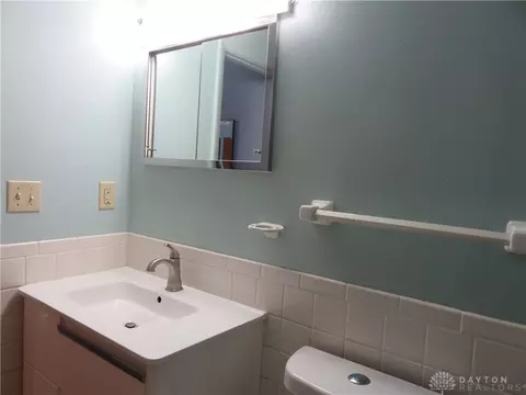 Bath - 958 Pepper Hill Dr, Kettering, OH 45429 photo 2 of 5