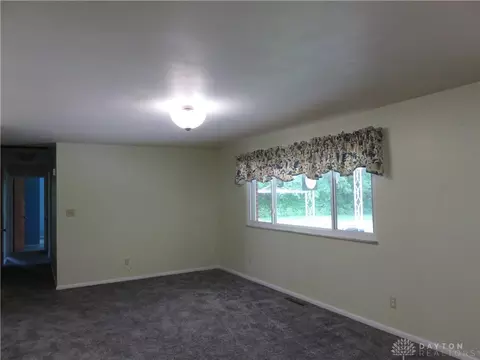 Living - 958 Pepper Hill Dr, Kettering, OH 45429 photo 2 of 4