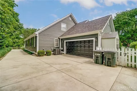 Exterior - 1 Matthews Ct, Glendale, OH 45246 photo 3 of 26