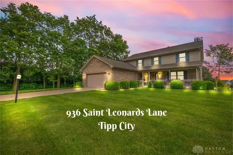 936 Saint Leonards Ln, Tipp City, OH 45371