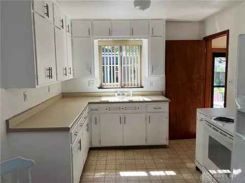 Kitchen - 2729 Oak Park Ave, Kettering, OH 45429 photo 2 of 4