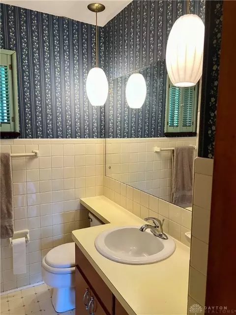 Bath - 2729 Oak Park Ave, Kettering, OH 45429 photo 2 of 4