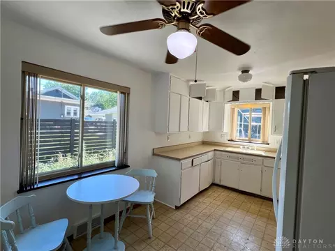 Kitchen - 2729 Oak Park Ave, Kettering, OH 45429 photo 3 of 4