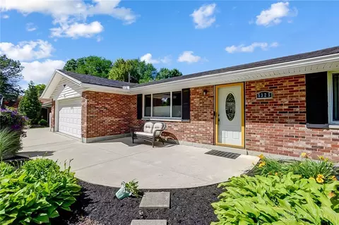 5325 Oakbrooke Dr, Kettering, OH 45440