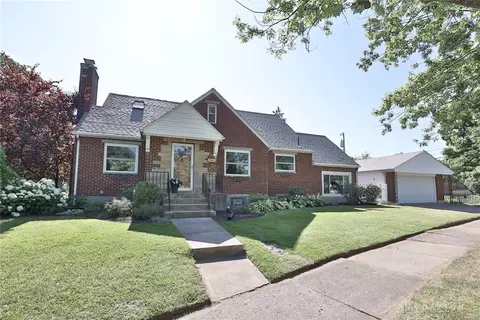 404 Orchard Dr, Oakwood, OH 45419