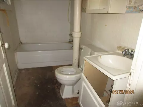 Bath - 220 Euclid Ave, Springfield, OH 45505 photo 1 of 3