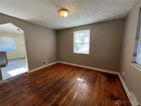 Living - 818 Overlook Ave, Cincinnati, OH 45238 photo 3 of 4