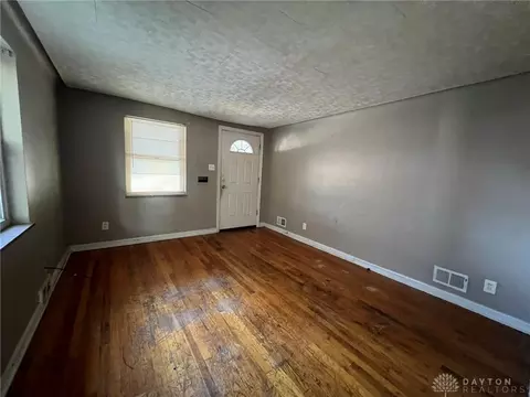 Living - 818 Overlook Ave, Cincinnati, OH 45238 photo 2 of 4