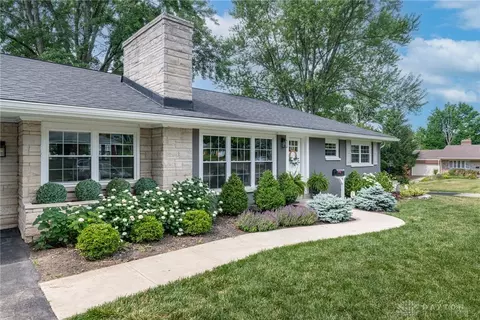 Exterior - 264 Castle Dr, Kettering, OH 45429 photo 2 of 9