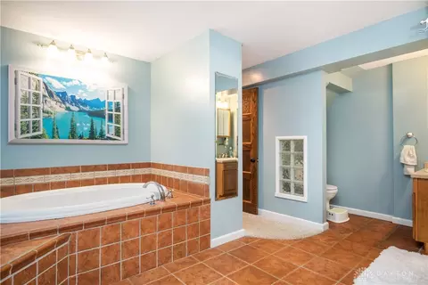 Bath - 894 E Court St, Sidney, OH 45365 photo 5 of 10