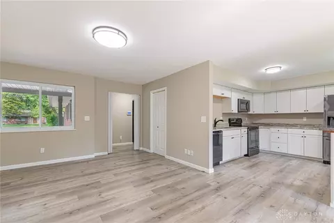 Living - 5282 Applecreek Rd, Centerville, OH 45429 photo 2 of 8