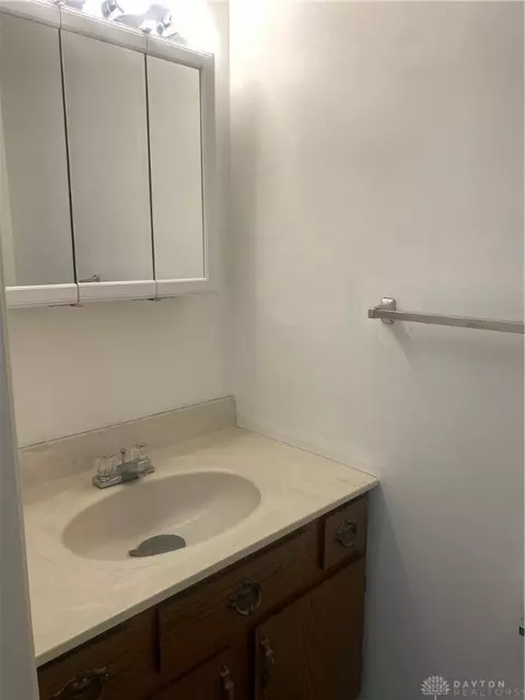 Bath - 3121 Argonne Ln, Springfield, OH 45503 photo 3 of 3