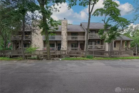 216 Hermitage Ct, Centerville, OH 45459