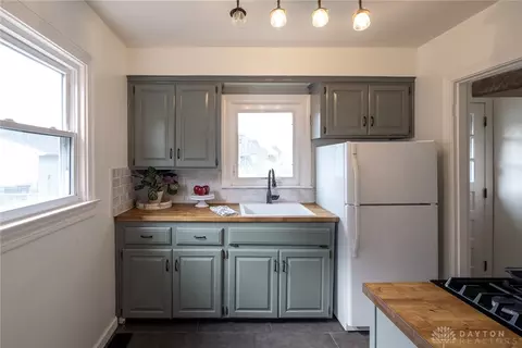 Kitchen - 324 Cushing Ave, Dayton, OH 45429 photo 1 of 2