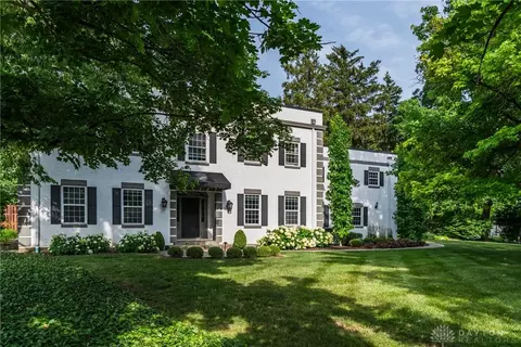 686 Far Hills Ave, Oakwood, OH 45419