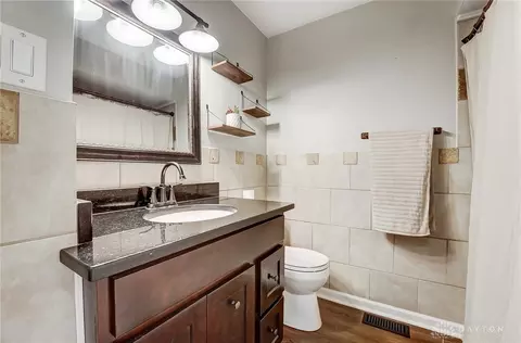 Bath - 6134 E Decker Rd, Franklin, OH 45005 photo 3 of 5