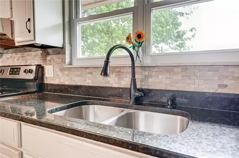 Kitchen - 6134 E Decker Rd, Franklin, OH 45005 photo 3 of 4