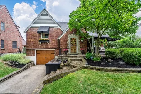 321 E Dixon Ave, Oakwood, OH 45419