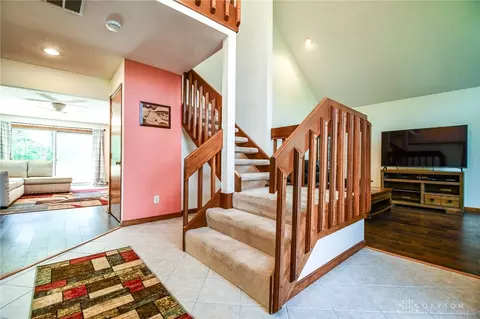 Entry Way - 799 Highpoint Dr, Springboro, OH 45066 photo 3 of 7