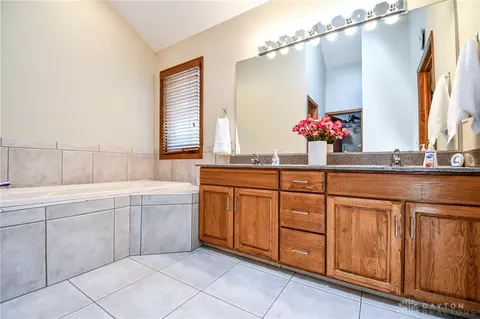 Bath - 799 Highpoint Dr, Springboro, OH 45066 photo 4 of 6