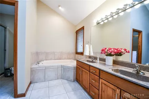 Bath - 799 Highpoint Dr, Springboro, OH 45066 photo 2 of 6
