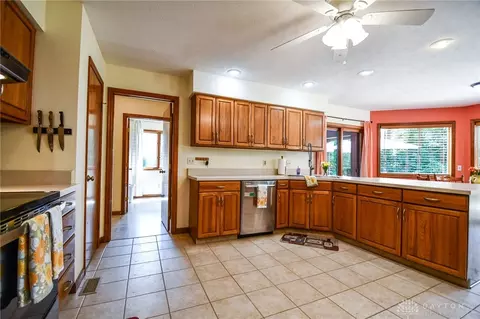 Kitchen - 799 Highpoint Dr, Springboro, OH 45066 photo 5 of 6
