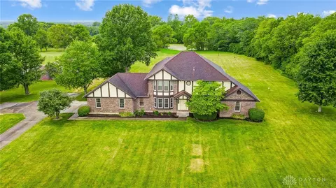 725 Bischoff Rd, New Carlisle, OH 45344