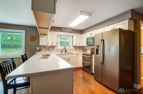 Kitchen - 1017 Rio Ln, Dayton, OH 45429 photo 2 of 6