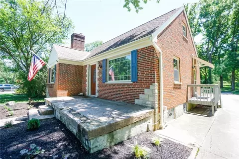 Exterior - 527 E Sharon Rd, Cincinnati, OH 45246 photo 2 of 8