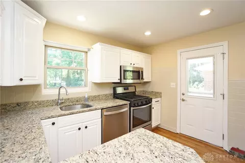 Kitchen - 527 E Sharon Rd, Cincinnati, OH 45246 photo 1 of 3