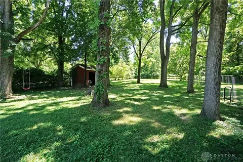 Exterior - 527 E Sharon Rd, Cincinnati, OH 45246 photo 5 of 8