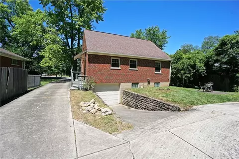 Exterior - 527 E Sharon Rd, Cincinnati, OH 45246 photo 3 of 8