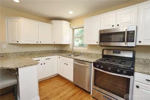 Kitchen - 527 E Sharon Rd, Cincinnati, OH 45246 photo 2 of 3