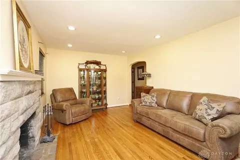 Living - 527 E Sharon Rd, Cincinnati, OH 45246 photo 2 of 3